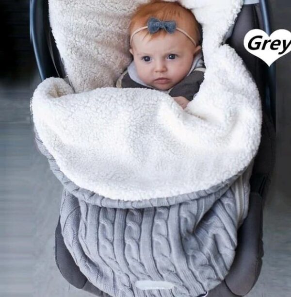 Manta de punto para bebe en forma de saco de dormir color azulado gris
