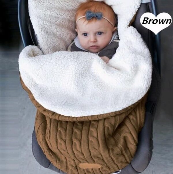 Manta de punto para bebe en forma de saco de dormir color marrón