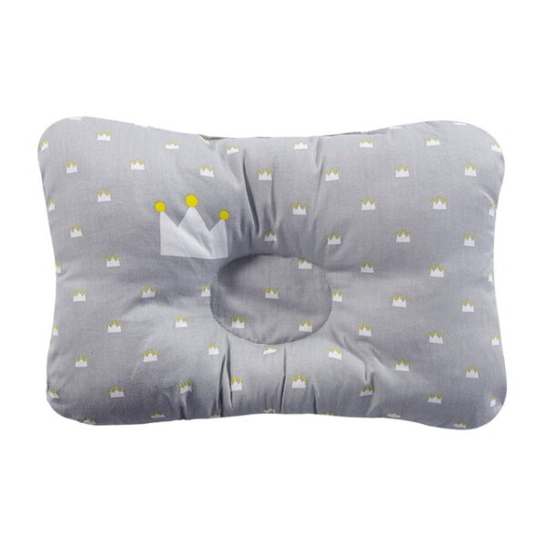 Almohada para recién nacidos color gris con corona
