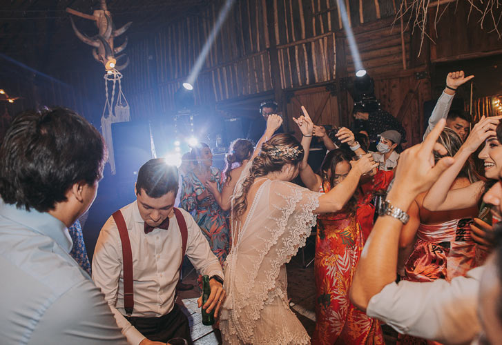 novia bailando en la fiesta