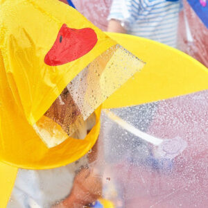 Capucha Impermeable para niño en forma de Gallina - Imagen 2