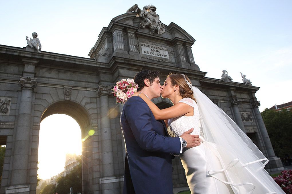 boda novios en puerta alcala Madrid