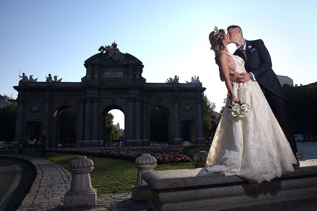 foto de novios en la puerta de alcala