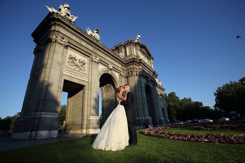 foto de novios en puerta de alcala