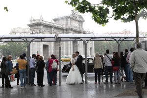 parada-de-autobus-con-novios